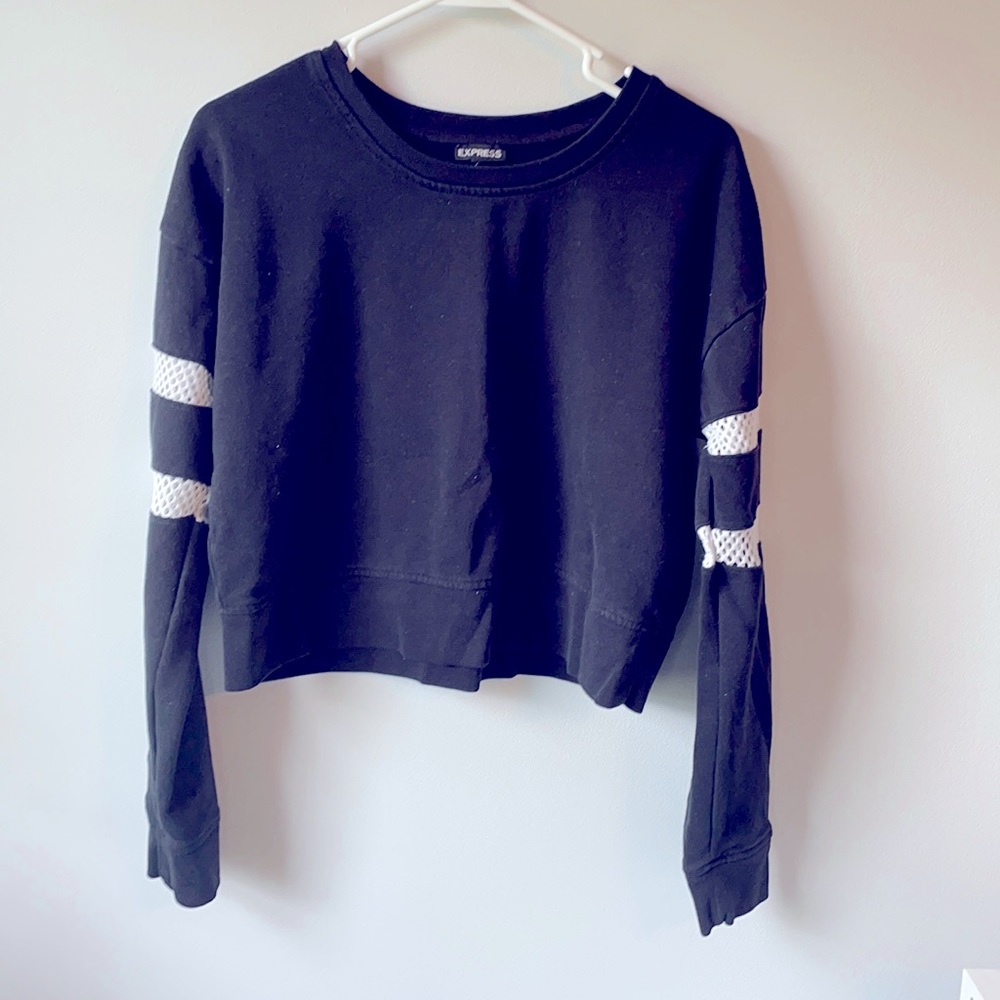 Black sporty sweatshirt.